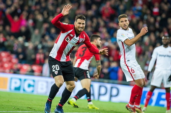 Gesto de dolor de Aduriz tras lesionarse. (Luis JAUREGIALTZO/FOKU)