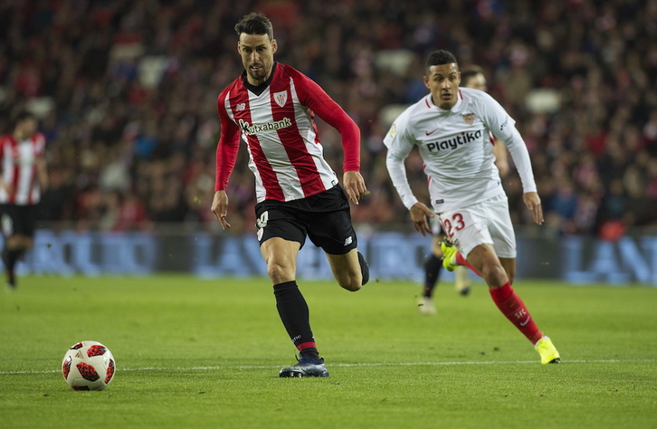 Aduriz en el partido ante el Sevilla. (Luis JAUREGIALTZO / FOKU)