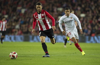 Aduriz en el partido ante el Sevilla. (Luis JAUREGIALTZO / FOKU)