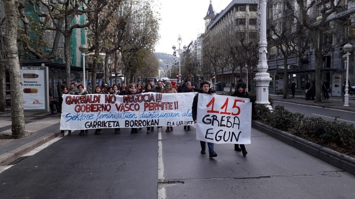 Las trabajadoras marchan en manifestación por la Avenida. (ELA sindikatua)