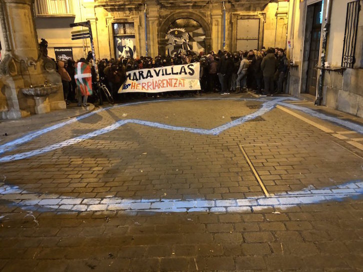 Concentración a las puertas del Gaztetxe Maravillas. (@ibaiazparren)
