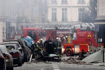 Los bomberos, en el lugar del suceso. (Geoffroy VAN DER HASSELT/AFP)
