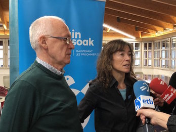 Joseba Azkarraga eta Arantza Aldezabal, adierazpenak egiten. (@sare_herritarra)