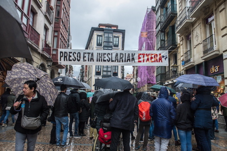 Pancarta a favor de la liberrad de los presos en Bilbo. (Marisol RAMIREZ/FOKU)