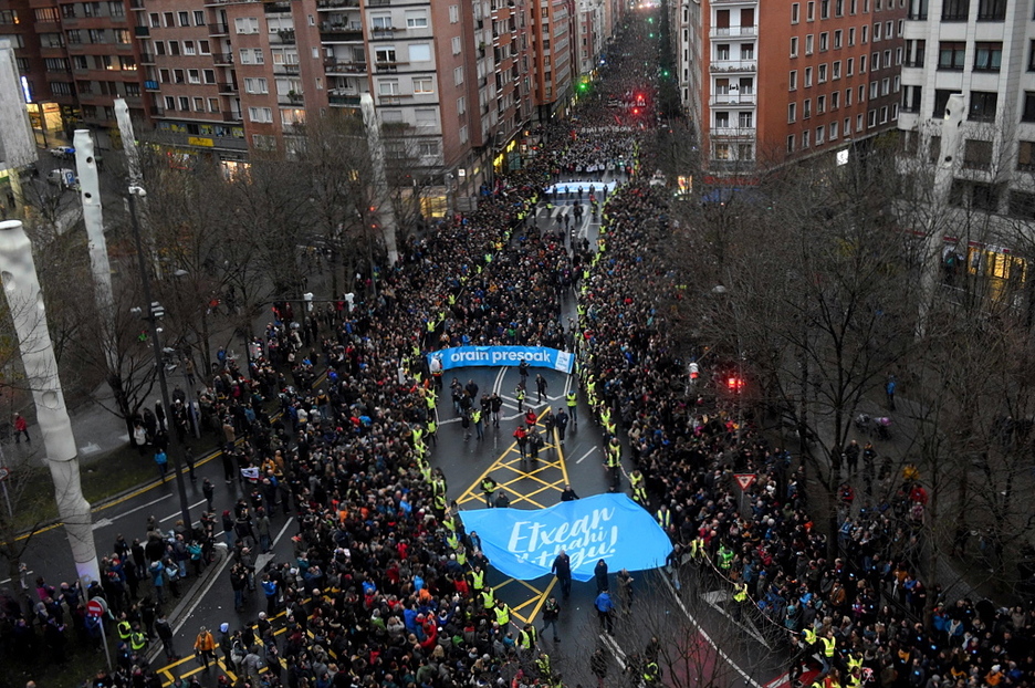 75.000 personas han recorrido la calle Autonomia, que seguía llena cuando la manifestación ha terminado en el Ayuntamiento. (Aritz LOIOLA/FOKU)