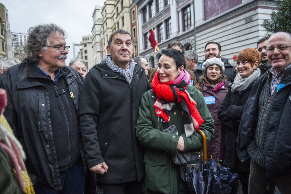 oan Tardà, diputado en el Congreso de Esquerra Republicana, ha estado, como cada año, en la manifestación por los derechos de los presos vascos. En la foto, junto a Arnaldo Otegi y Jone Goirizelaia. (Marisol RAMIREZ/FOKU)