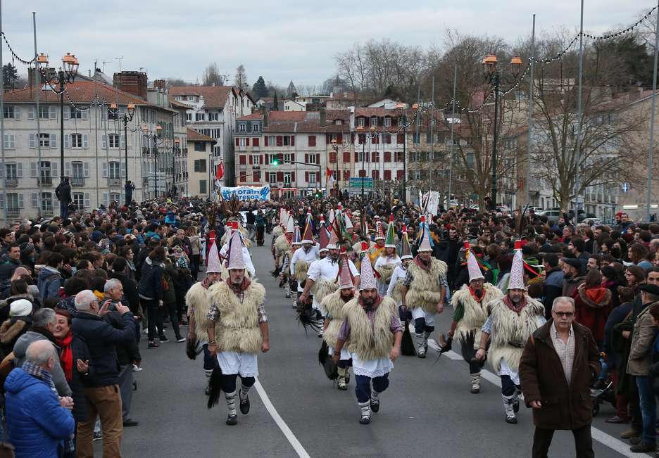 Joaldunak Baionako kaleetan barrena manifestazioari hasiera emateko. (Bob EDME)
