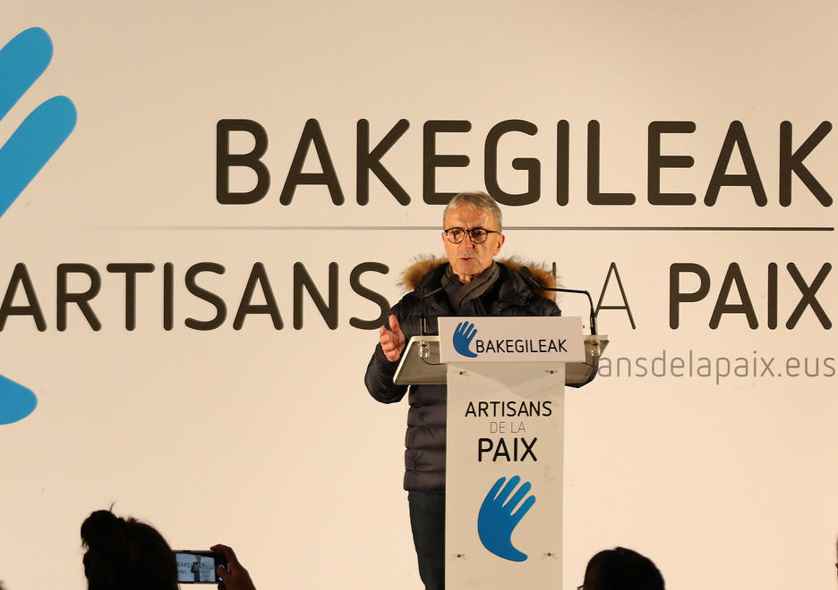 Kotte Eszenarro, Hendaiako alkatea, orain presoak manifestazioan egon da. Ipar Euskal Herriko alkateen %65ak manifestaziora joateko deia egin dute. (Bob EDME)