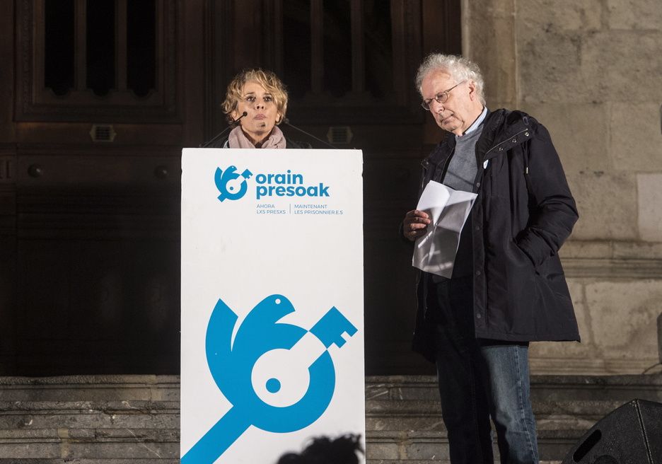 Pili Kaltzada kazetariak eta Javier Sadaba filosofoak hartu dute hitza Bilboko amaierako ekitaldian. (Marisol RAMIREZ/FOKU)