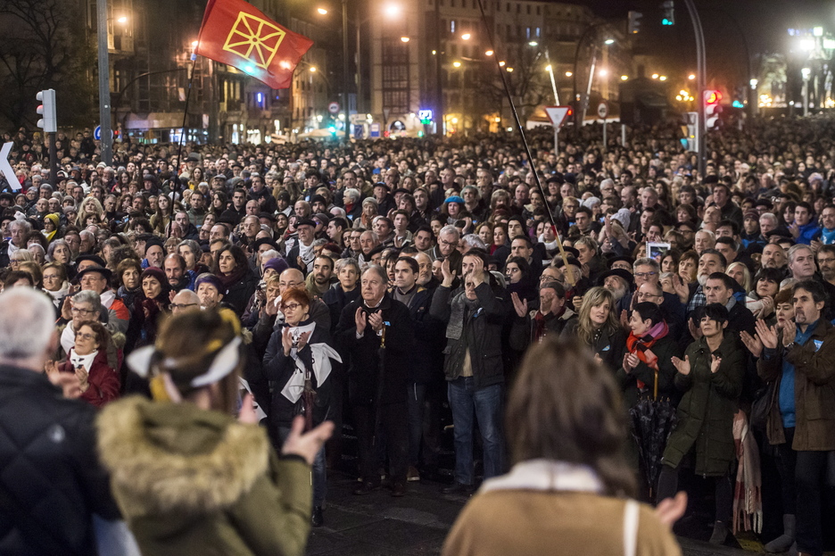 Amaierako ekitaldian, preso politiko katalanen eta Altsasuko gazteen askatasuna aldarrikatu dute. (Marisol RAMIREZ/FOKU)
