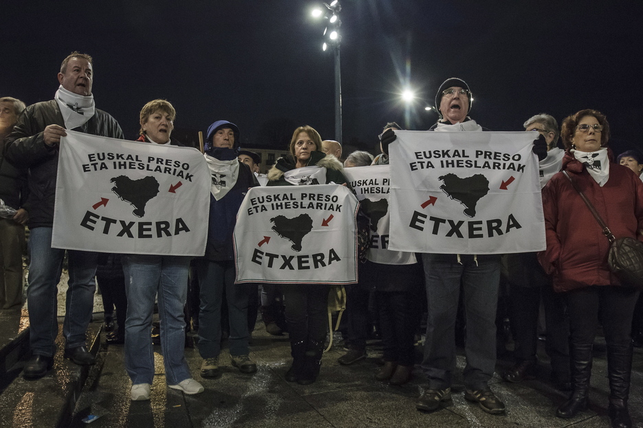 Etxerat elkarteko presoen senideak manifestazioaren lehenengo lerroetan egon dira. (Marisol RAMIREZ/FOKU)