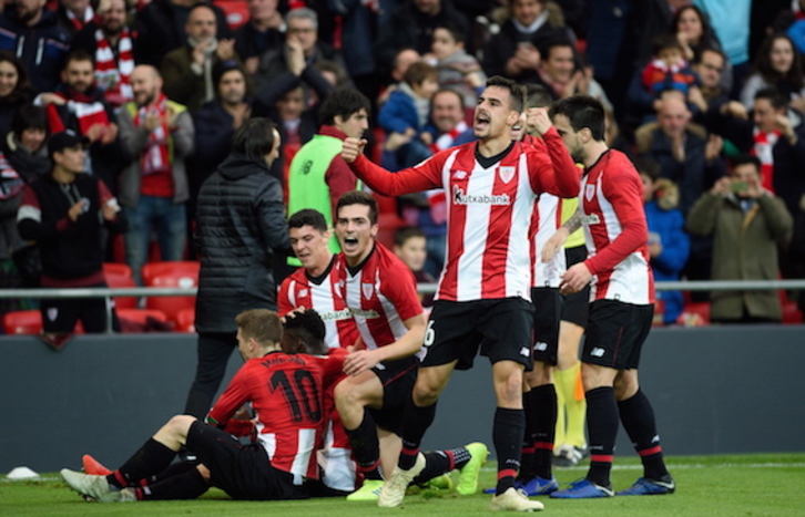 Jugadores del Athletic celebran el primer gol de Williams. (FOKU)