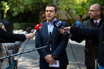 Tsipras hace declaraciones ante los medios. (Angelos TZORTZINIS/AFP)