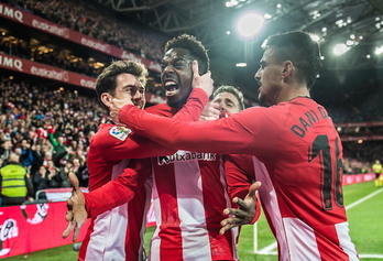 Jugadores del Athletic celebran el primer gol de Williams. (FOKU)