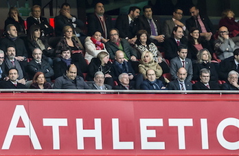 Los padres de Iñigo Cabacas y la abogada Jone Goirizelaia en el palco de San Mamés. (Marisol RAMIREZ / FOKU)