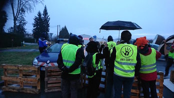 Protesta en uno de los accesos a la planta de Monsanto en Peyrehorade. (@bizimugi)