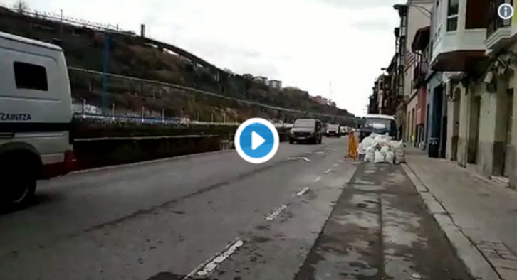 La Ertzaintza escolta a los Biris por la ribera de Deusto.