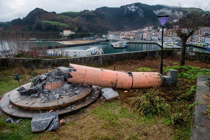Ondarroako Arta puntako oroigarri frankista bota dute. (FOKU)