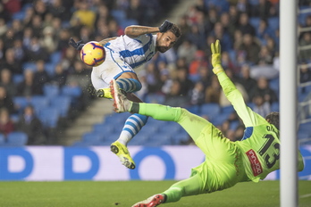 Con este acrobático gesto ha marcado Willian José el tercer gol de la Real. (Juan Carlos RUIZ / FOKU)