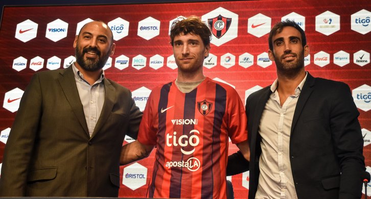 Amorebieta presentado como jugador del Cerro Porteño. (@CCP1912oficial)