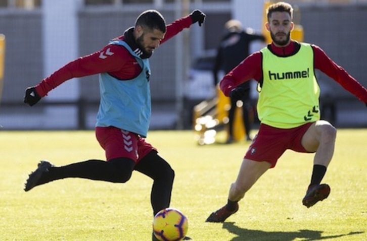 Mérida y Torres, en un entrenamiento en Taxoare. (OSASUNA)