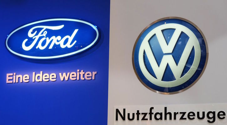 Ford y Volkswagen (VW) han anunciado la creación de una alianza para producir vehículos comerciales y camionetas. (Patrick STOLLARZ / AFP)