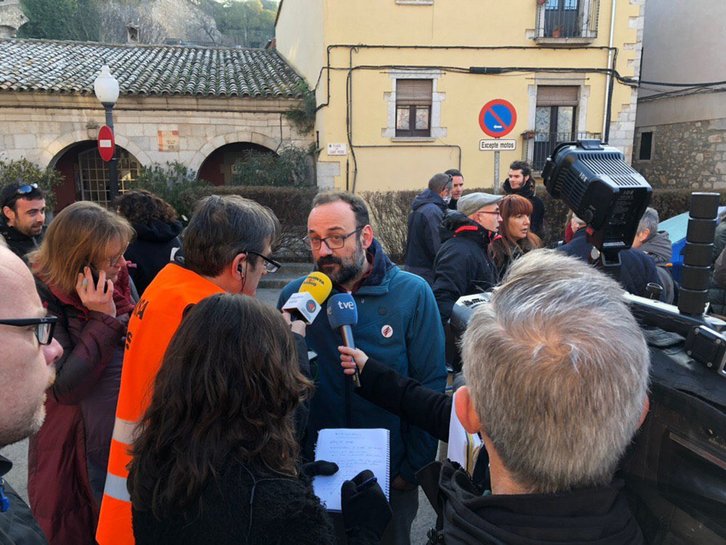 El abogado Benet Salellas atiende a los medios ante la comisaría de la Policía española en Girona. (@cupnacional)