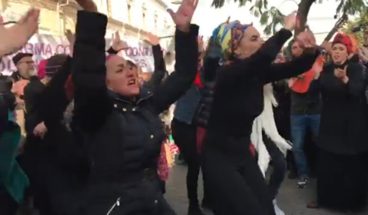 La protesta feminista ante el parlamento andaluz fue tildada por Vox como «kale borroka».