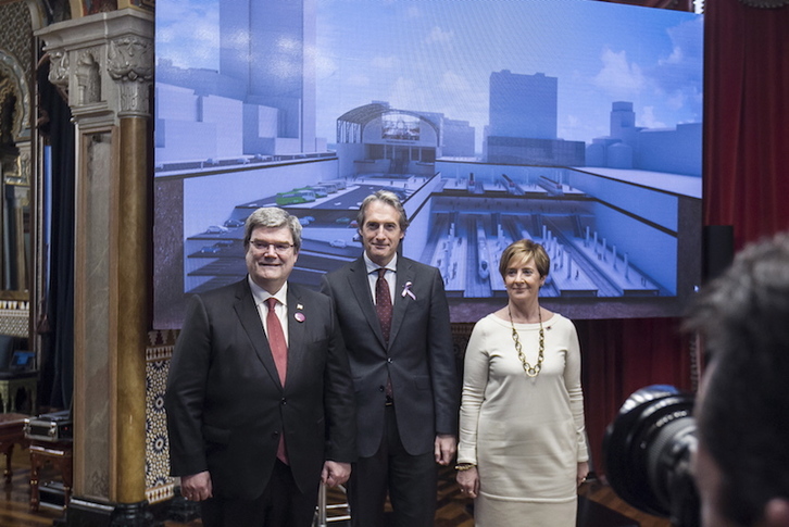 Aburto y la consejera Arantza Tapia con el anterior ministro de Fomento, Iñigo de la Serna, en la firma de acuerdos en marzo de 2018. (Aritz LOIOLA / FOKU)