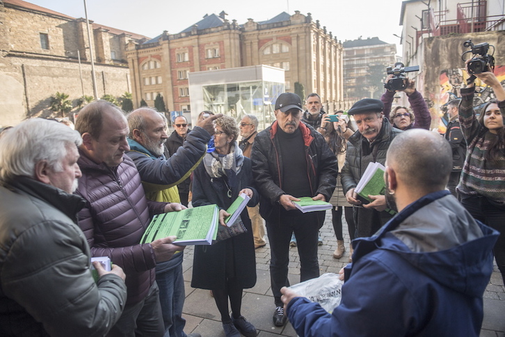 Seis personas  han presentado una querella en Tolosa contra el capitán de la Guardia Civil Jesús Muñecas. (Gorka RUBIO / FOKU) 