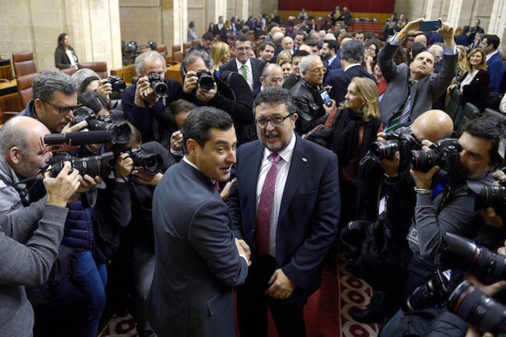 Juanma Moreno recibe la felicitación de Francisco Serrano, líder de Vox en Andalucía. (CRISTINA QUICLER / AFP)