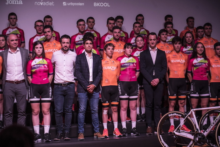Los equipos de la Fundación Euskadi posan con técnicos y directivos, entre ellos Mikel Landa. (Jagoba MANTEROLA / FOKU)