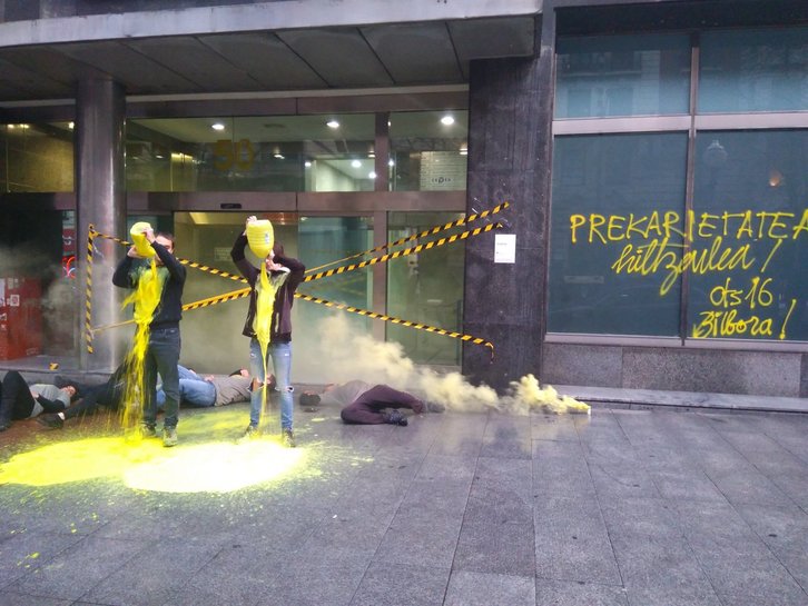 Cebek, Bizkaiko patronalaren egoitzaren atarian egin du salaketa ekintza Ernaik. (@ernaigazte)