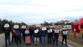 Huerta de Peraltako grebalariak, errepidea mozten. (LAB)
