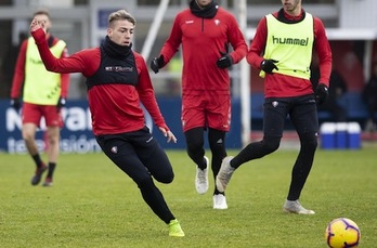 Brandon, en un entrenamiento en Taxoare. (OSASUNA)