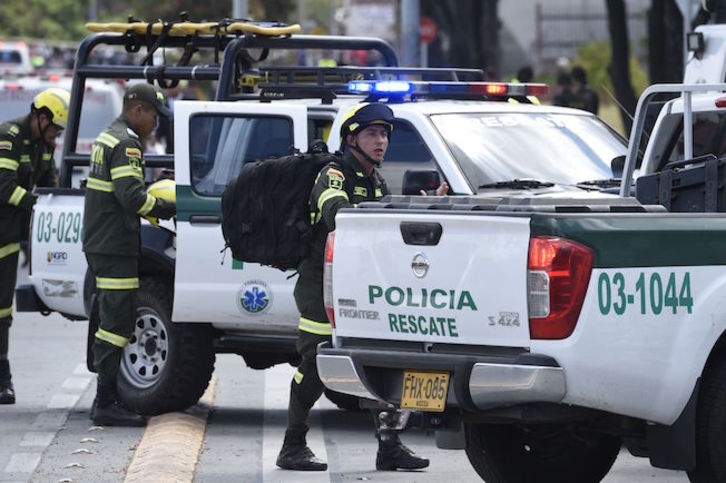 Agentes policiales en el exterior del edificio en el que ha tenido lugar la explosión. (JUAN BARRETO / AFP) 