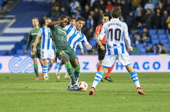 Mikel Merino porfía con el bético William Carvalho ante la mirada de Oyarzabal. (Gorka RUBIO / FOKU)