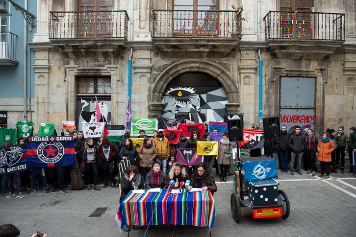 Portavoces de diferentes colectivos en la rueda de prensa celebrada frente al Gaztetxe Maravillas. (Iñigo URIZ/FOKU)