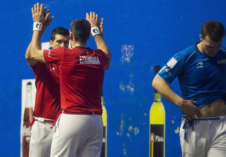 Ezkurdia eta Galarza, garaipena ospatzen. (Luis JAUREGIALTZO / FOKU)