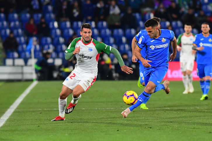 Una jugada del partido entre Getafe y Alavés. (La Otra Foto)