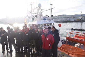 Tripulación del Aita Mari y miembros de la ONG SMH, en Pasaia. (Andoni CANELLADA/FOKU)