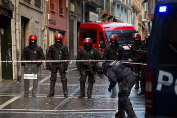 La Policía ha cerrado las calles cercanas al palacio Marqués de Rozalejo. (Iñigo URIZ/FOKU)