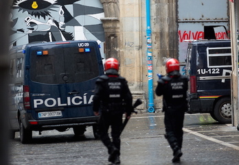Los forales han entrado hacia las 7.00 de la mañana en el Gaztetxe Maravillas. (Iñigo URIZ/FOKU)