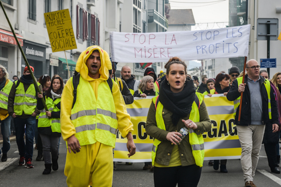 Emmanuel Macronen politikaren kontrako mezuak ikusi ahal ziren hitzorduan. ©Isabelle Miquelestorena 