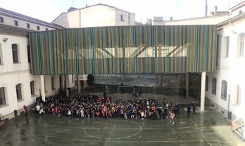 Imagen de la parte cubierta del patio del colegio San Francisco de Iruñea. (GEROA BAI)