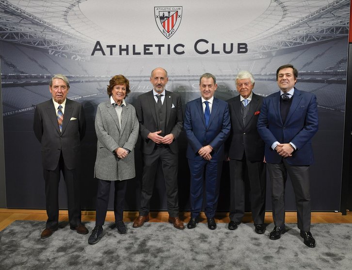 Lamikiz junto a Elizegi y otros presidentes y presidenta del Athletic. (@vía twitter @AthleticClub)