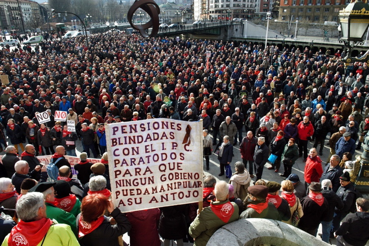 Concentración de los pensionistas frente al Ayuntamiento de Bilbo. (FOKU)