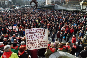 Concentración de los pensionistas frente al Ayuntamiento de Bilbo.