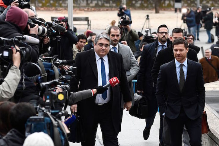 Xabi Alonso, cuando fue juzgado. (PIERRE-PHILIPPE MARCOU / AFP)