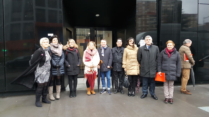 Concejales del Ayuntamieno en el edificio de Bolueta en el que Viviendas Municipales ha adquirido los pisos. (Bilboko Udala)